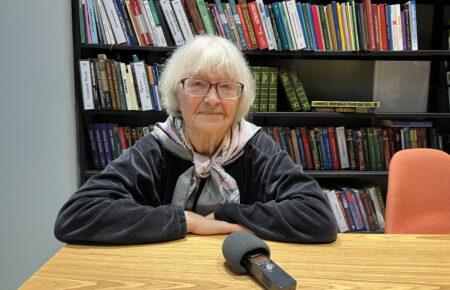 «Арттерапія рятує»: у Бучі відкрили виставку картин Валентини Тарасевич, які допомагають забути окупацію