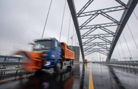 В Киеве открыли движение по недостроенному Подольскому мосту (ФОТО)