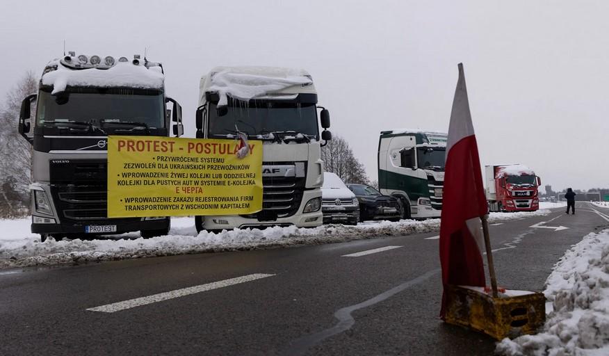 Польські перевізники погодилися призупинити блокування на кордоні з Україною