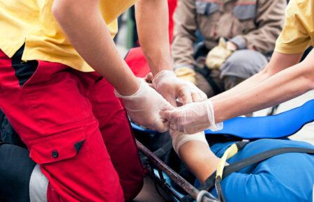 Надання першої долікарської допомоги дітям: де навчитися робити це правильно