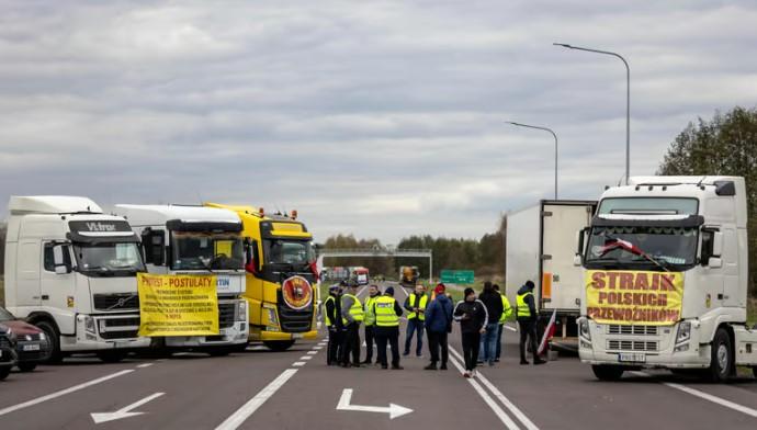 Польські фермери завершили блокування пункту пропуску «Медика – Шегині»