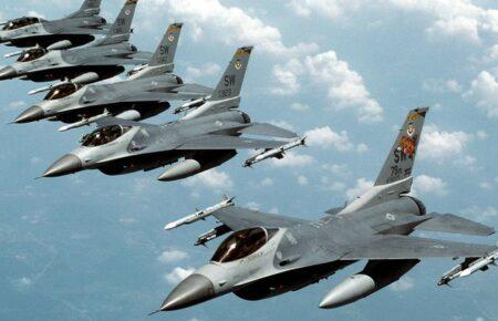 Шесть украинских пилотов закончили базовую подготовку к полетам на F-16 в Британии