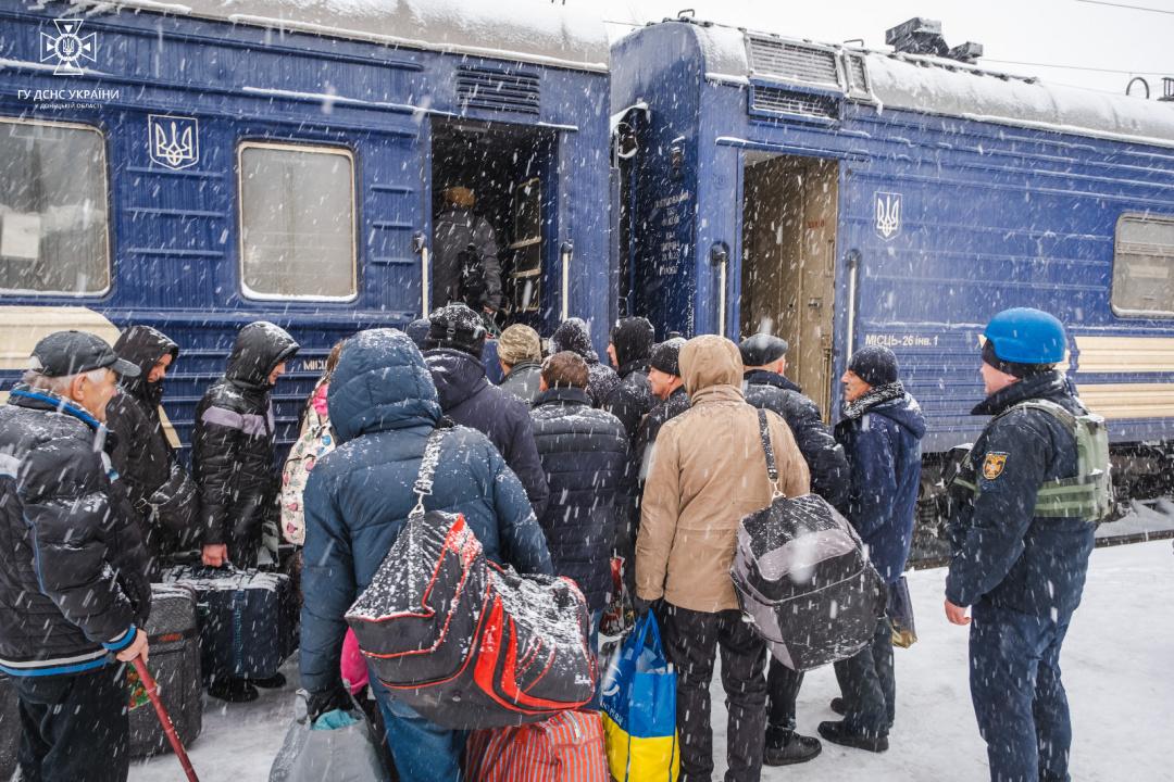 Евакуація мешканців Донеччини: протягом вихідних вдалося вивезти 20 дітей (ВІДЕО)