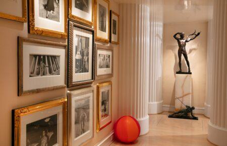Елтон Джон виставив на аукціон 900 предметів мистецтва й антикваріату зі свого дому