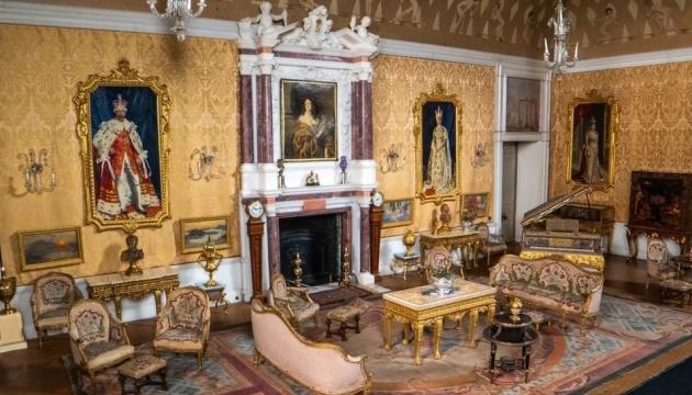 У Віндзорському замку виставили мініатюрні коштовності з лялькового будинку королеви Марії