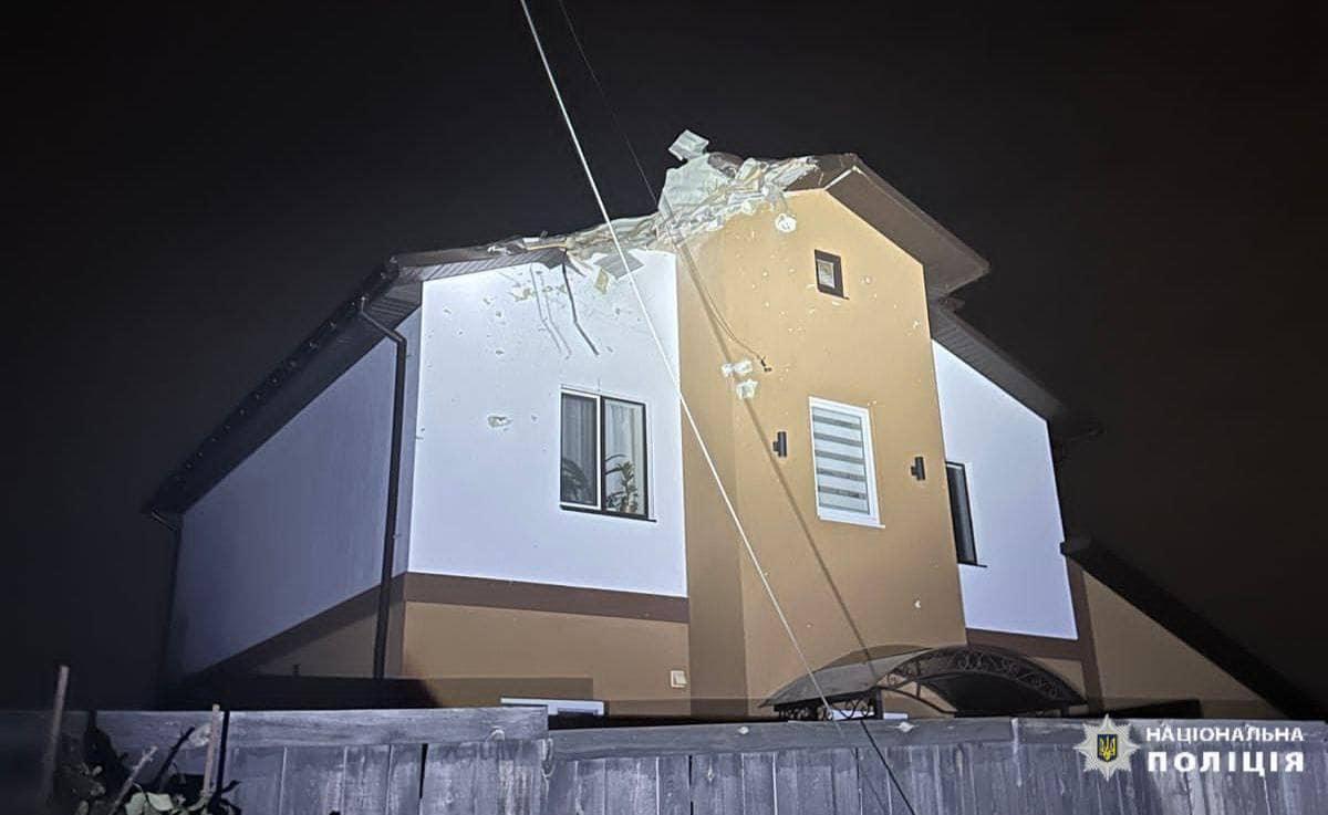 Уламки російських дронів пошкодили житлові будинки у двох районах Київщини (ФОТО)