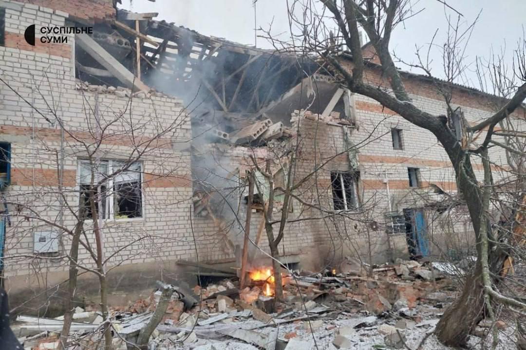 На Сумщині російський БпЛА влучив у житловий будинок, люди опинилися під завалами