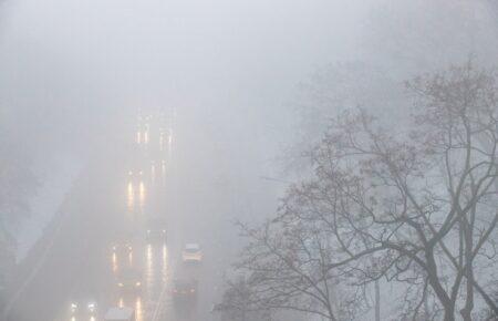 Київ накрив густий туман, на дорогах — ожеледиця