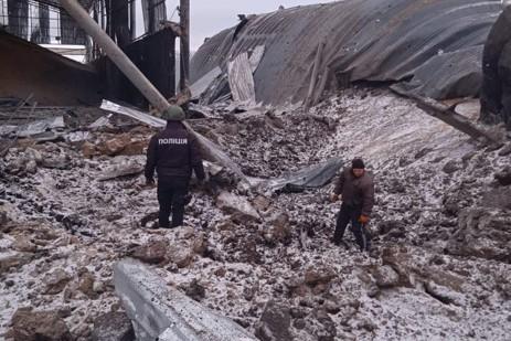 Поліція показала наслідки авіаційного удару по зерносховищу у Вовчанську (ФОТО)