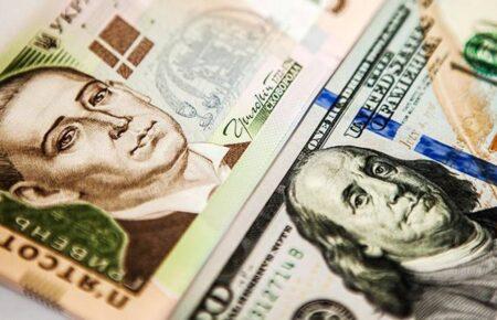 Чим викликане послаблення гривні?