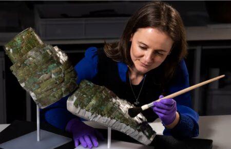 У Шотландії відновили унікальний нарукавник римського воїна, якому більш за 1 800 років