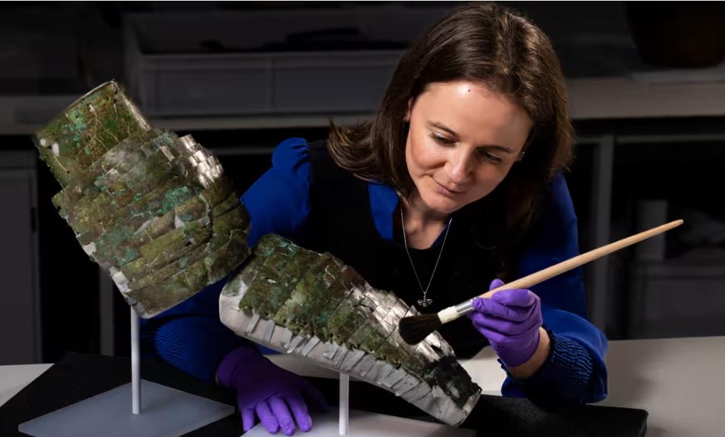 У Шотландії відновили унікальний нарукавник римського воїна, якому більш за 1 800 років