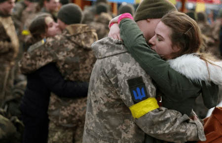 Обійми допомагають людині почуватися більш захищеною — гештальт-терапевтка