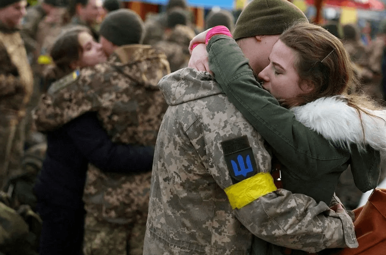 Обійми допомагають людині почуватися більш захищеною — гештальт-терапевтка