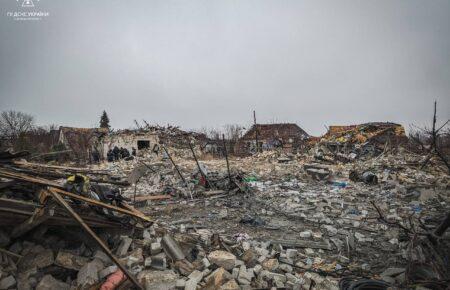 Удар по Покровському району: рятувальники шукають вісьмох осіб, з них четверо дітей