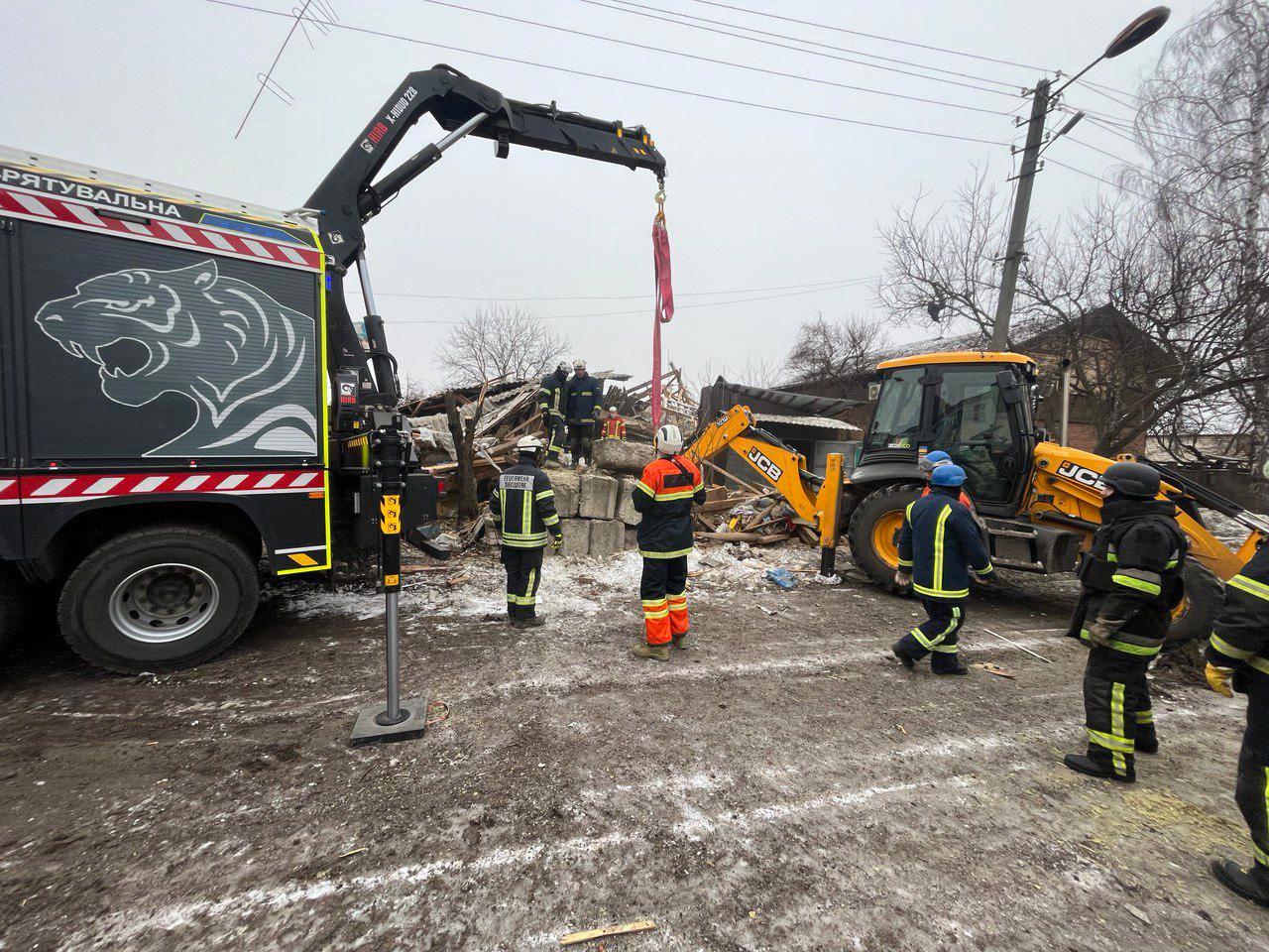 У Змієві на місці удару РФ завершили пошукові роботи, з-під завалів витягли тіло загиблої