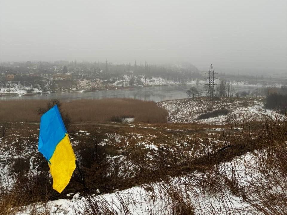 Ukrainian flag installed in occupied Makiivka, Donetsk region (VIDEO)