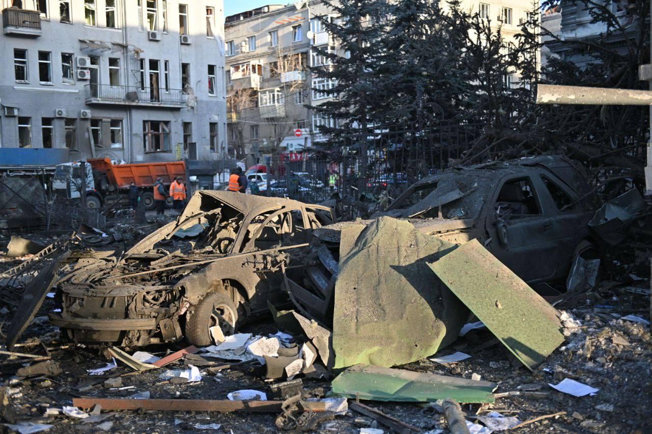 Під завалами одного зі зруйнованих будинків у Харкові можуть залишатися люди