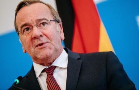 Росія вже заповнює склади надлишками виготовленої зброї — Пісторіус