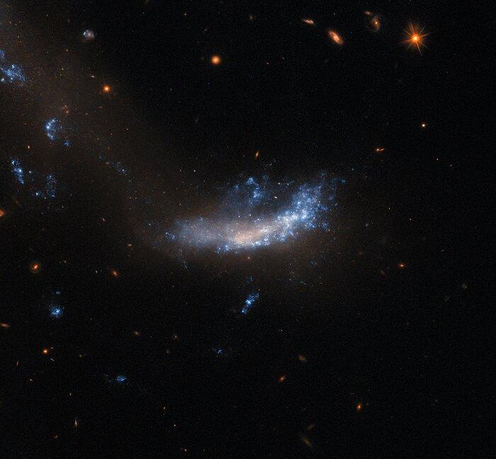 Телескоп Hubble показав галактику з надзвичайно яскравою надновою
