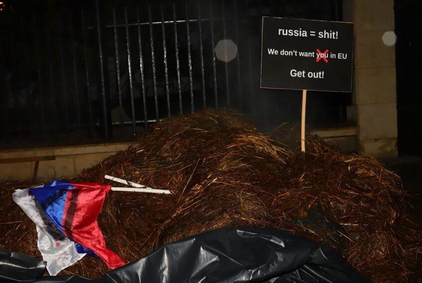 Біля будинку посла РФ у Польщі активісти висипали дві тонни гною (ВІДЕО)