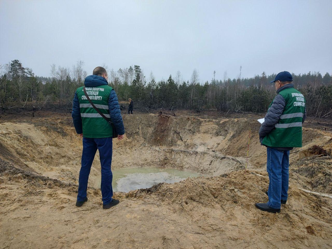Екоінспектори показали величезну вирву від російської ракети на Київщині (ФОТО)