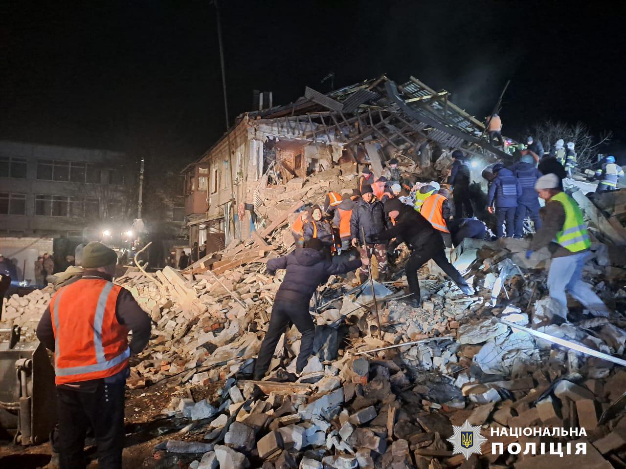 Окупанти вдарили по Великому Бурлуку на Харківщині: двоє загиблих, під завалами є люди