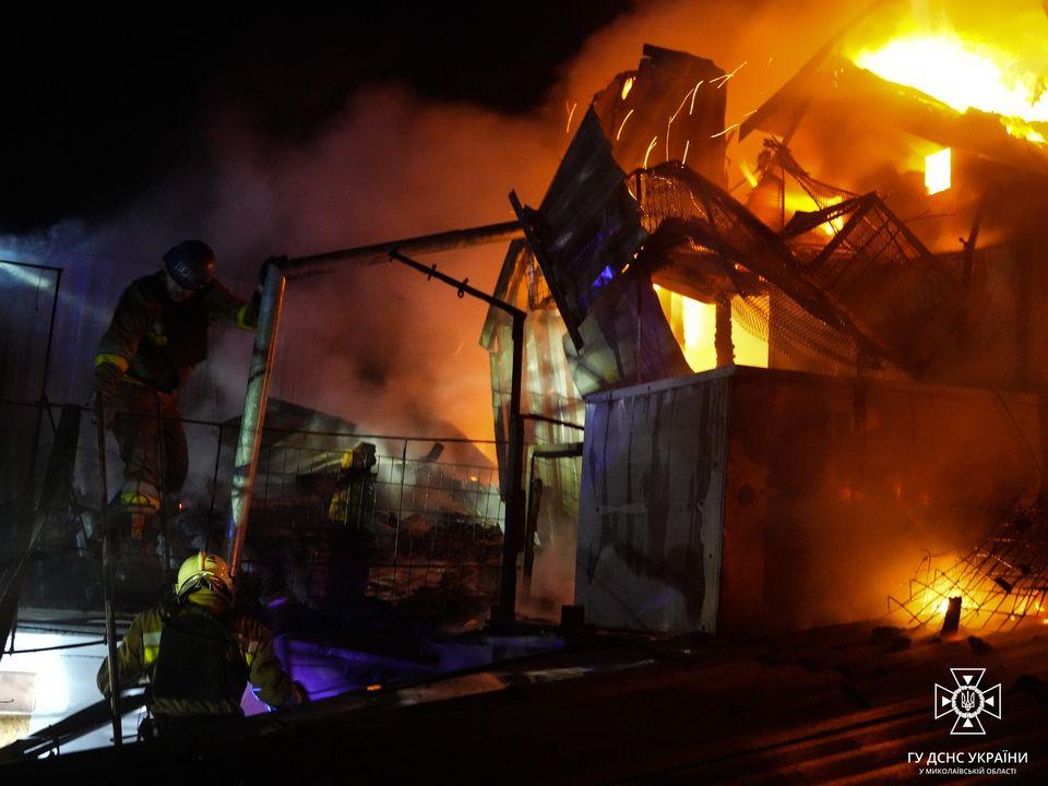 У Миколаєві через російську атаку дронами загорівся спортивний об’єкт