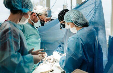 В Україні вперше видалили злоякісну пухлину серця, вийнявши його з грудної клітки