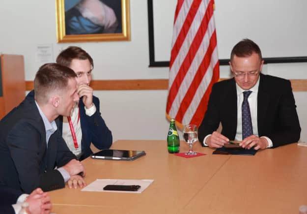 «Другу Путіна» Сійярто у США подарували уламок російського танка