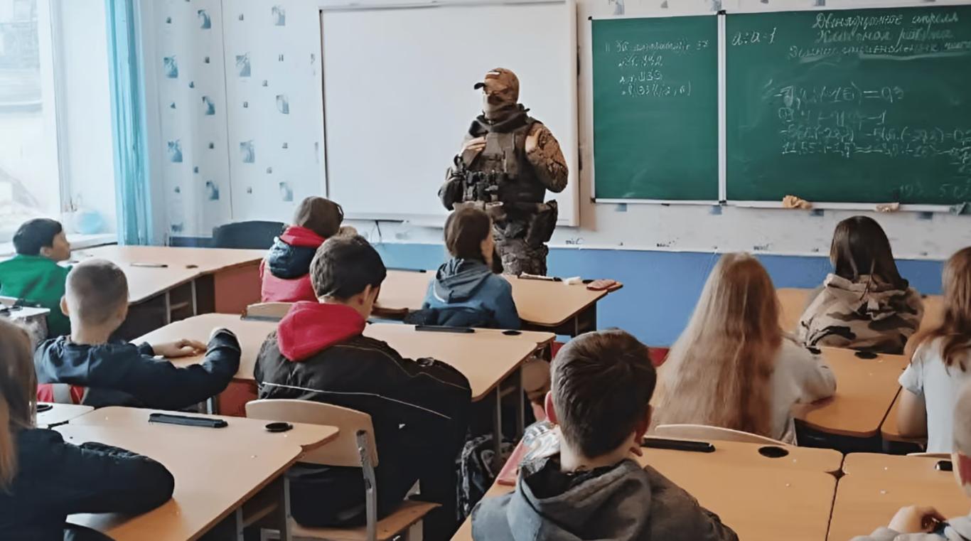 На Луганщині окупанти навчатимуть школярів збирати дрони
