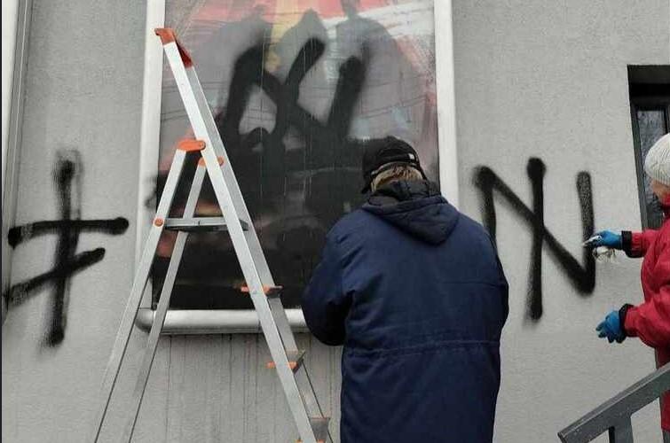 Кінотеатр «Жовтень» у Києві обмалювали фарбою перед показом фільму про ЛГБТ (ФОТО)