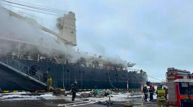 У російському Петербурзі горить криголам «Єрмак» (ВІДЕО)