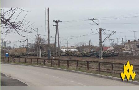 Росіяни привезли на залізничну станцію в Євпаторії велику кількість танків — партизани