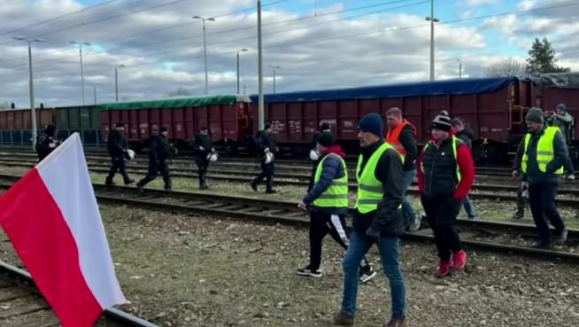 Польські протестувальники блокували рух пасажирського поїзда з України