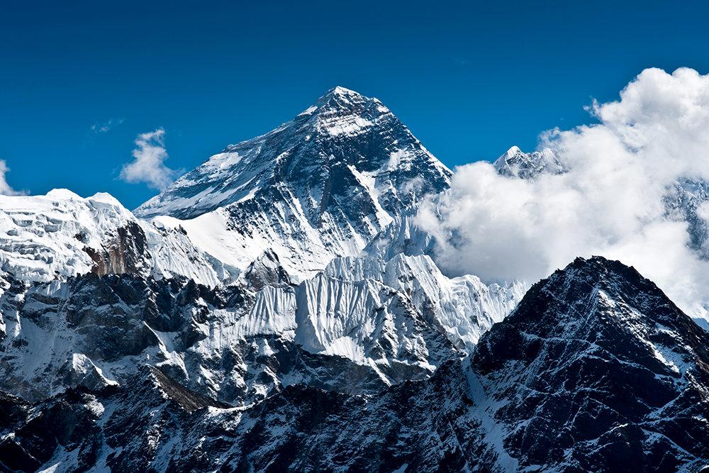 Альпіністів на Евересті зобовʼязали забирати власні екскременти