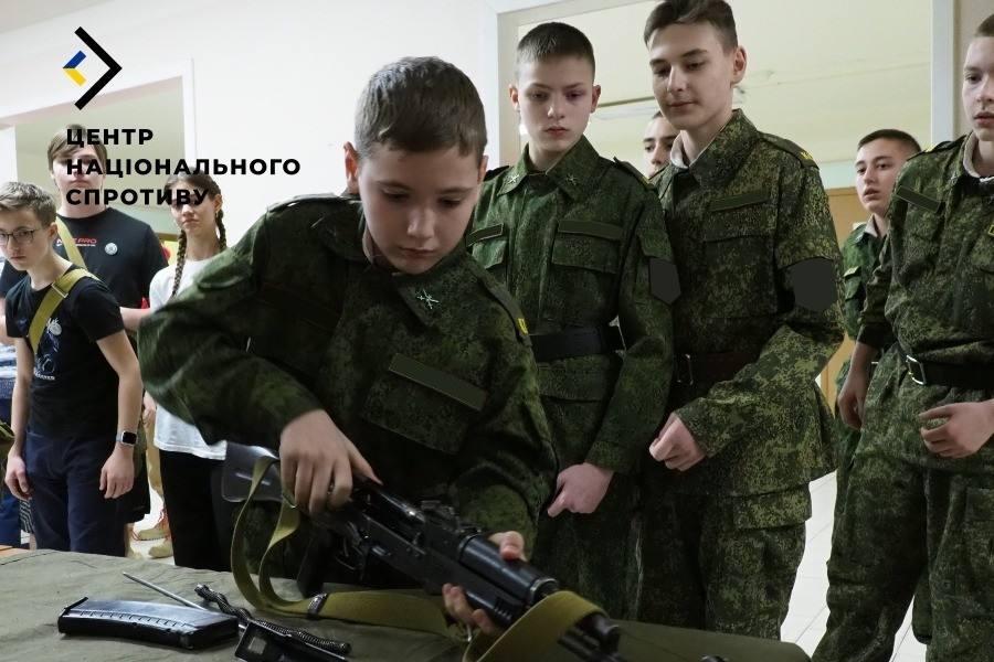Росіяни розширюють на ТОТ мережу мілітарних клубів для підлітків — Центр нацспротиву