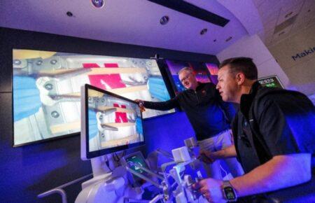 Робот-хірург уперше провів операцію в космосі — він різав гумові стрічки