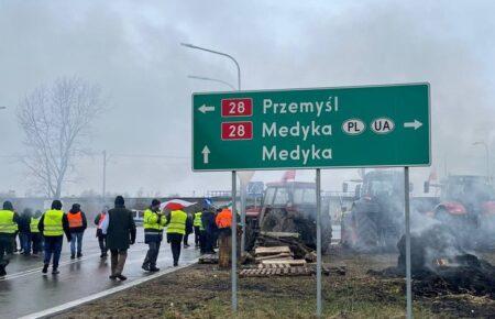 До 20:00 пропуск вантажівок і автобусів через ПП «Медика-Шегині» буде повністю призупинено — ДПСУ