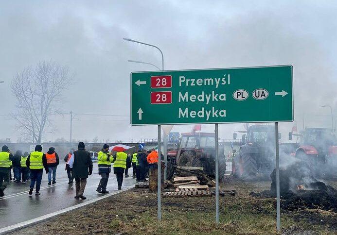 До 20:00 пропуск вантажівок і автобусів через ПП «Медика-Шегині» буде повністю призупинено — ДПСУ