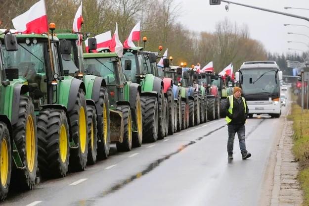 На двох пунктах пропуску польські фермери взагалі не випускають вантажівки з України