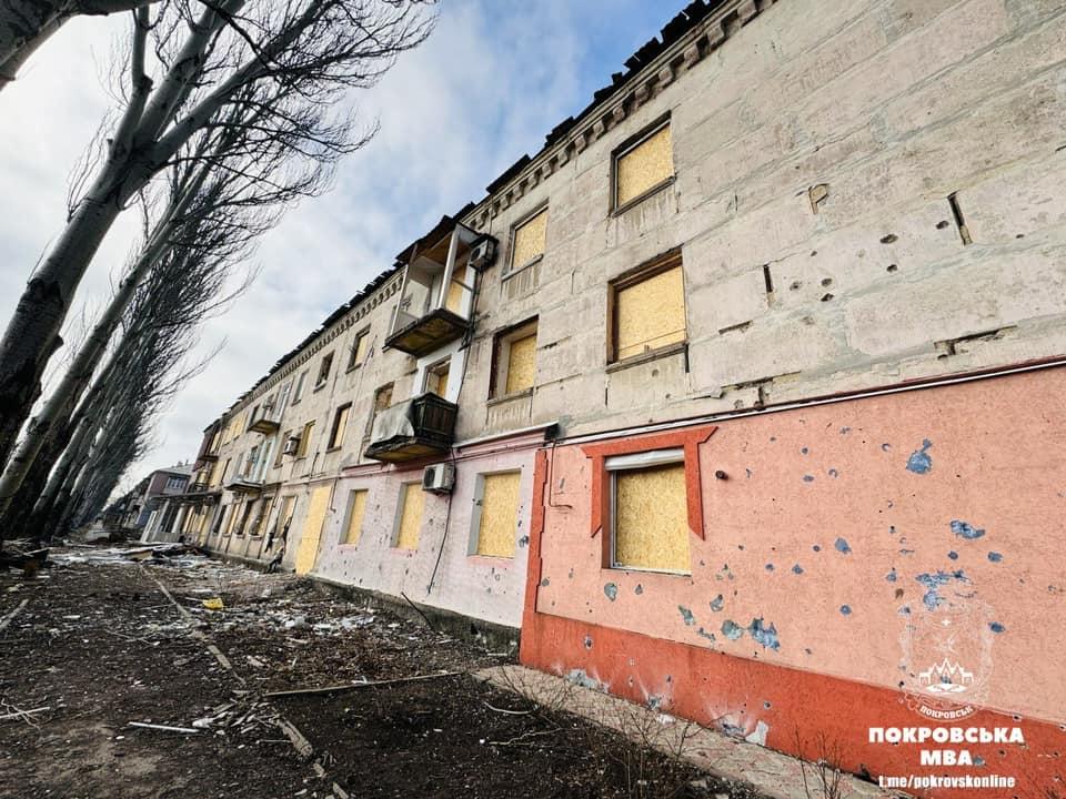 Обстріли Покровська: росіяни вчора пошкодили котельню та десятки житлових будинків