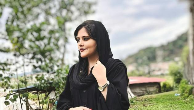 Махса Аміні загинула через фізичне насильство під час увʼязнення «поліцією моралі» — ООН