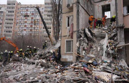 Мешканці зруйнованого будинку залишаються на місці трагедії — кореспондентка з Одеси