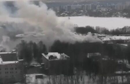 У російській Казані горить танкове училище (ВІДЕО)