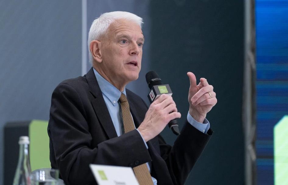 Стівен Пайфер: Україна має стати членом НАТО, необов’язково посилати війська у воюючу країну