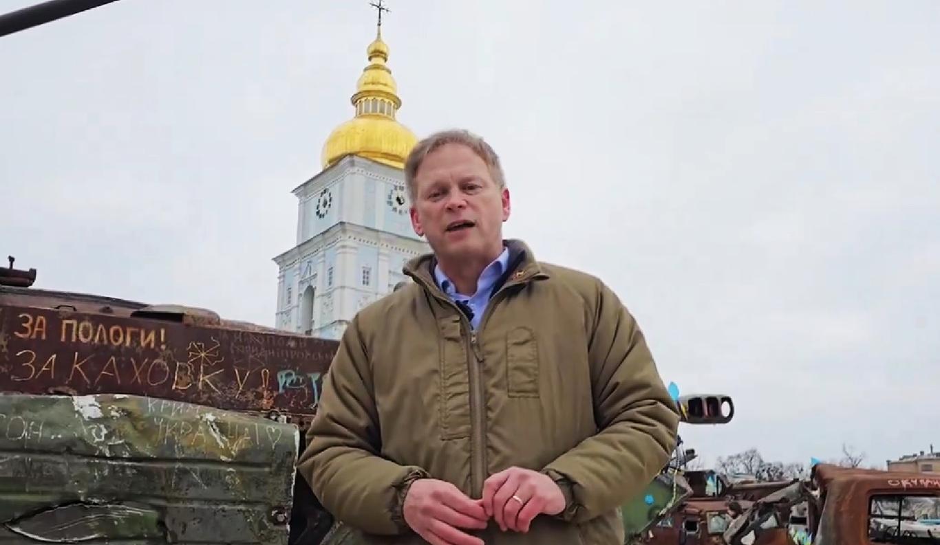 «Я тут, щоб бити на сполох» — міністр оборони Британії записав звернення із центру Києва (ВІДЕО)