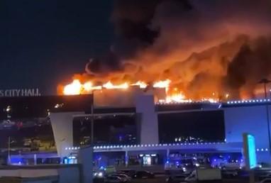 У Москві горить торговий центр, цьому передувала стрілянина із вбитими та пораненими (ВІДЕО)