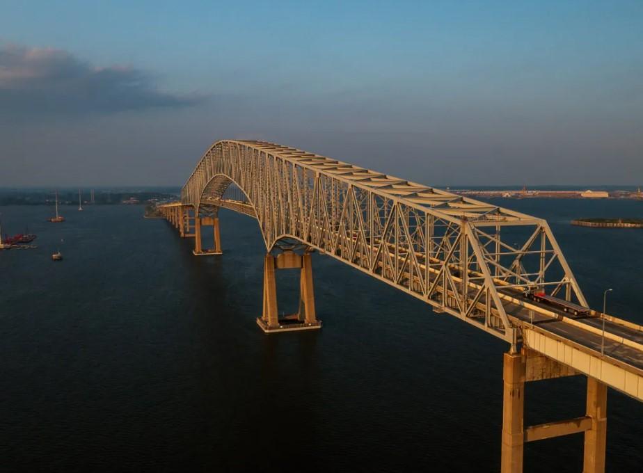 У США обвалився міст через зіткнення вантажного судна (ВІДЕО)