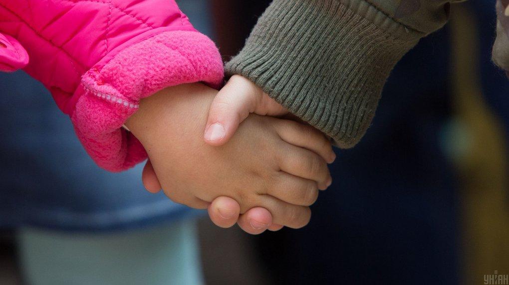 Понад 15 тисяч дітей потребують усиновлення в Україні